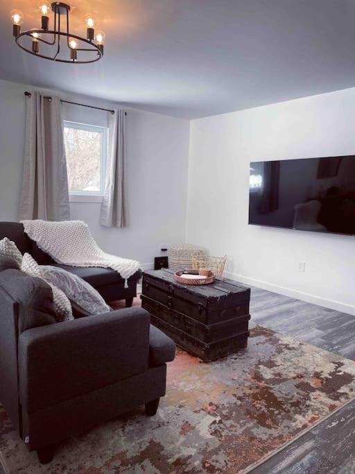 Private Cottage With Huge Private Dog Park! Barrys Bay 외부 사진